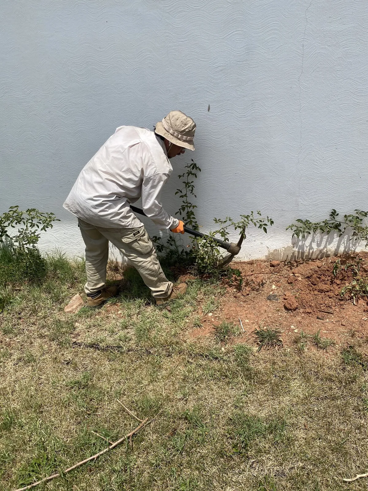Stone wall landscape bed with professional mulch installation